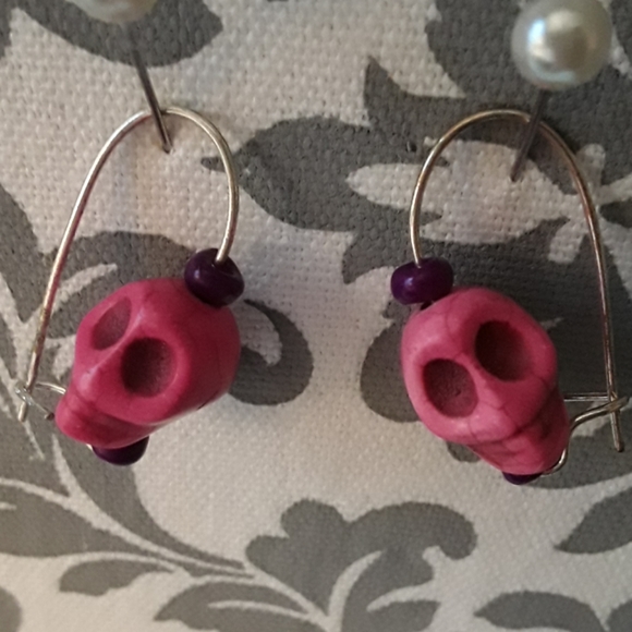 Howelite skull earrings - Picture 2 of 2